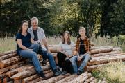 familie-holzstoss-seiser